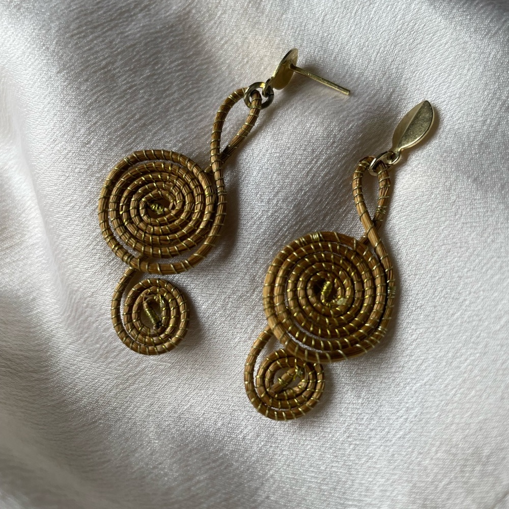 🌾 Exquisite Golden Grass Earrings: Handcrafted from Brazil! 🌾
